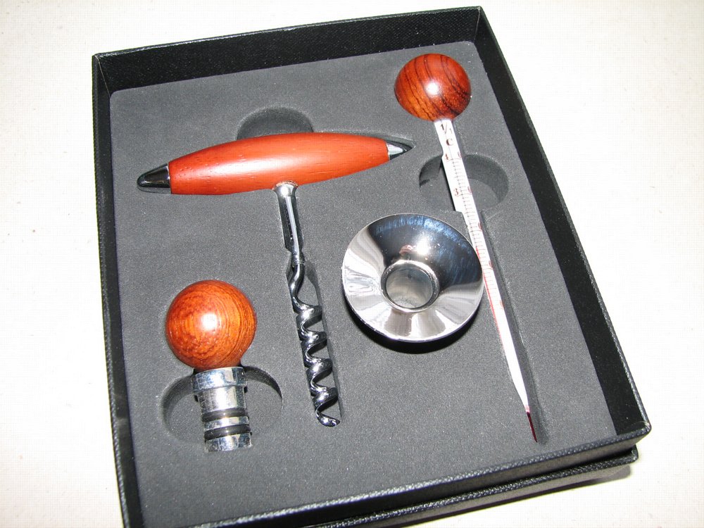 foto Souprava na serv�rov�n� v�na